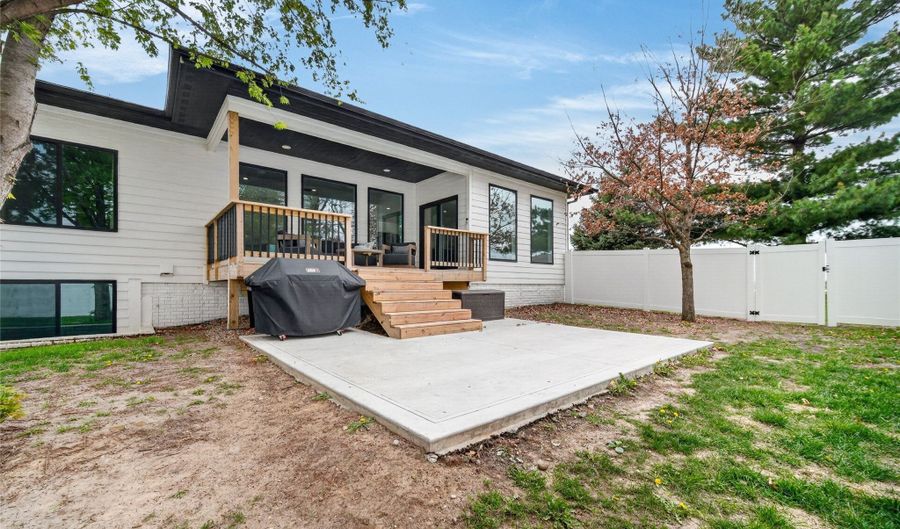 1403 19th St SE, Altoona, IA 50009 - 5 Beds, 3 Bath