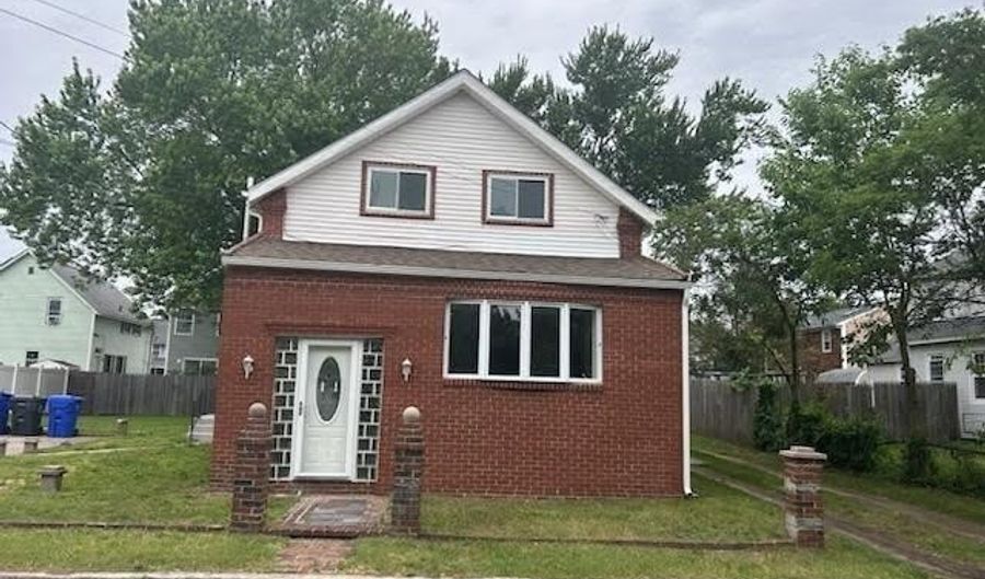 27 Monroe Ave, East Providence, RI 02915 - 4 Beds, 1 Bath
