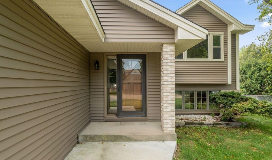 14806 Hallmark Dr, Apple Valley, MN 55124 - 5 Beds, 3 Bath