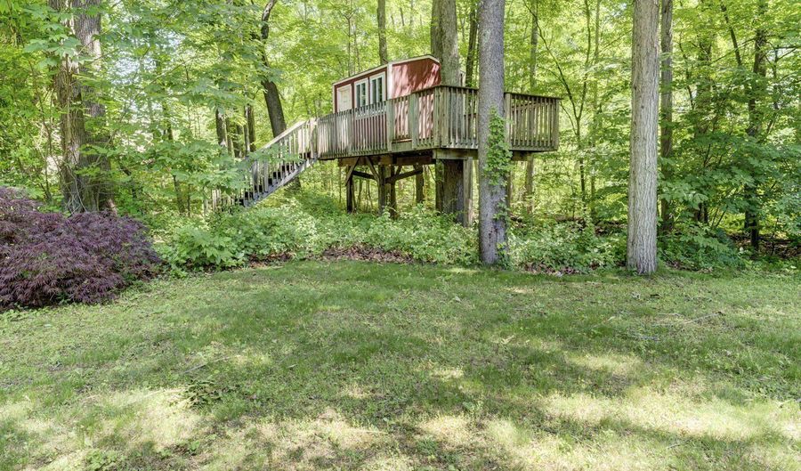35 Woodsedge Ct, Berlin, CT 06037 - 4 Beds, 3 Bath