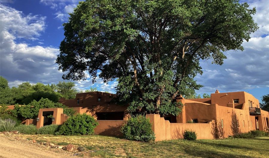 Rancho De Abiquiu, Abiquiu, NM 87510 - 8 Beds, 10 Bath