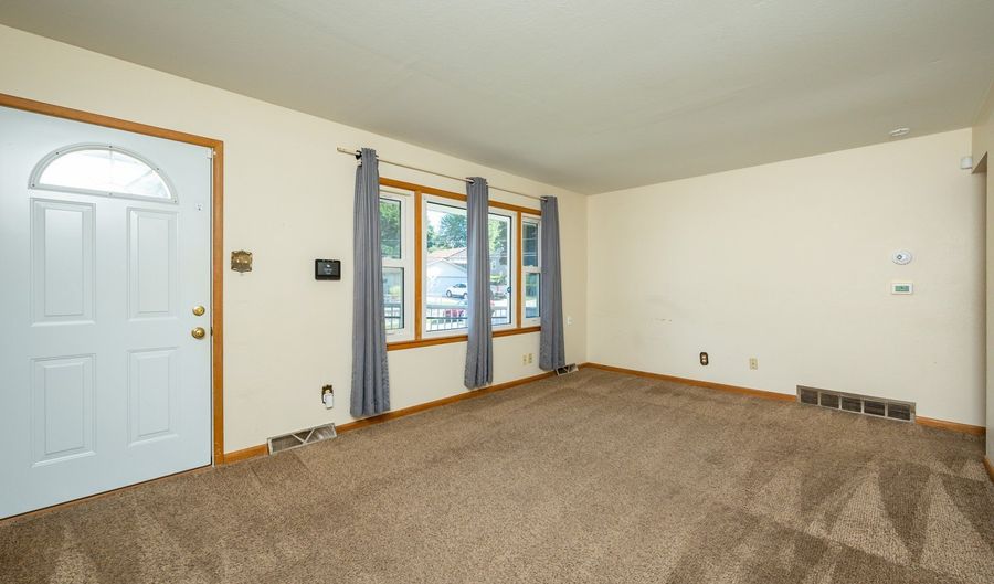503 E Virginia Ave, Des Moines, IA 50315 - 3 Beds, 2 Bath