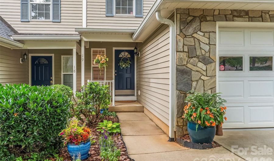 19 Willowick Dr, Asheville, NC 28803 - 2 Beds, 3 Bath