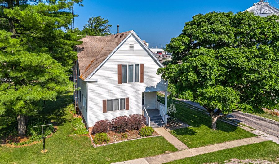 102 S Oak St, Arrowsmith, IL 61722 - 3 Beds, 2 Bath