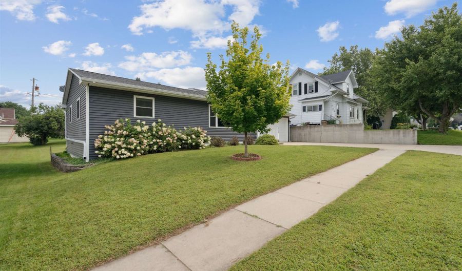 310 7th Ave SE, Dyersville, IA 52040 - 2 Beds, 2 Bath