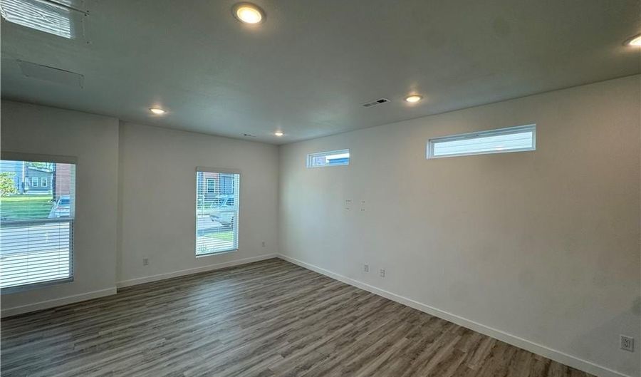910 Massachusetts Ave, Bentonville, AR 72713 - 2 Beds, 3 Bath