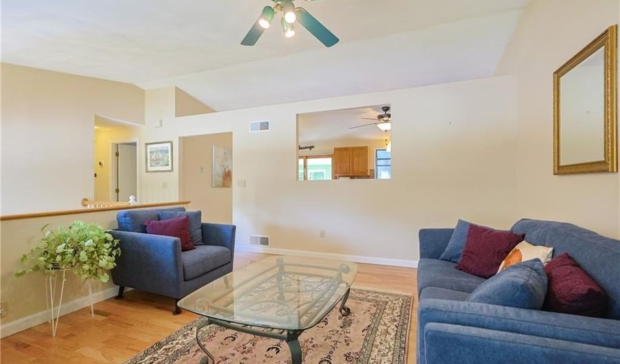15 Blue Jay Dr, Cranston, RI 02920 - 2 Beds, 2 Bath