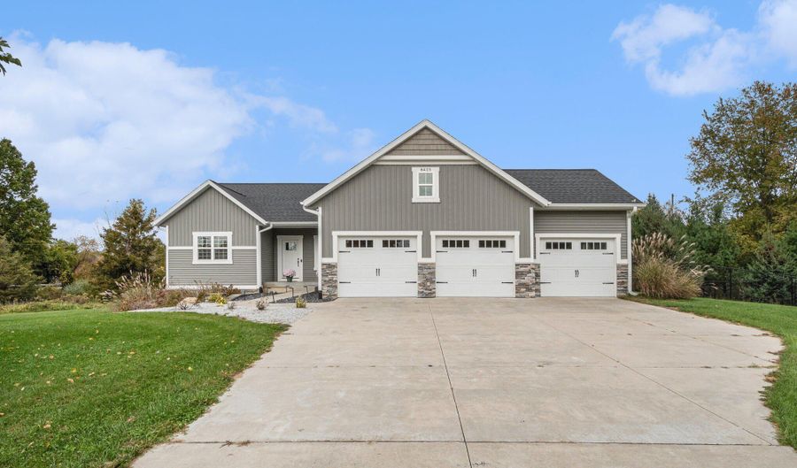8423 76th St SE, Alto, MI 49302 - 5 Beds, 3 Bath