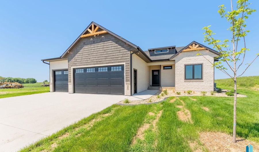 405 N Sunshine Ave, Brandon, SD 57005 - 5 Beds, 3 Bath