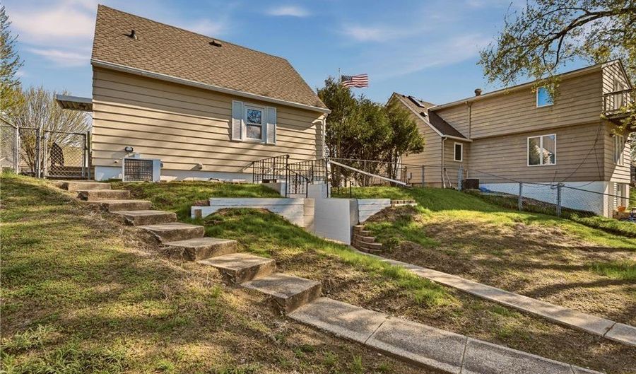 1003 13th Ave SW, Austin, MN 55912 - 2 Beds, 2 Bath