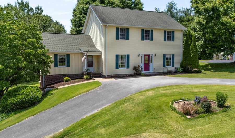 19368 Triple Crown Dr, Abingdon, VA 24211 - 4 Beds, 4 Bath