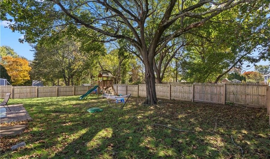 59 Merritt Rd, East Providence, RI 02915 - 2 Beds, 2 Bath