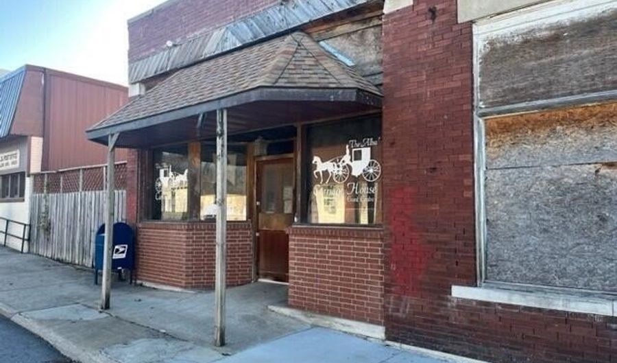 212 N Main St, Alba, MO 64830 - 0 Beds, 2 Bath