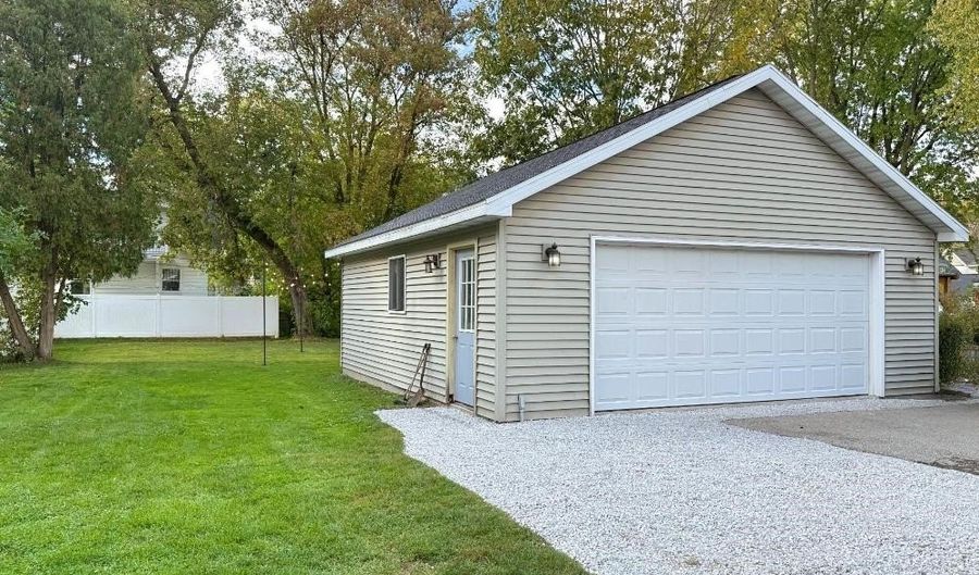 1403 N ONEIDA St, Appleton, WI 54911 - 3 Beds, 2 Bath