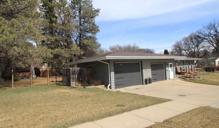2000 7th Ave, Minot, ND 58703 - 4 Beds, 3 Bath