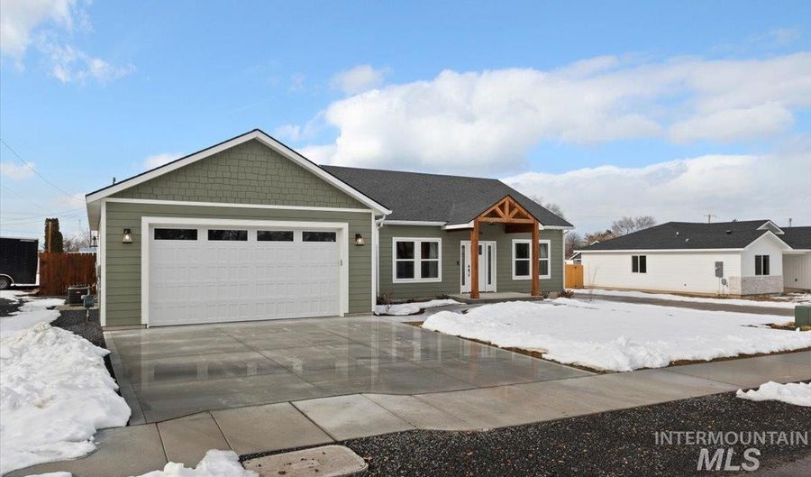 826 Adell Ave, Filer, ID 83328 - 3 Beds, 3 Bath