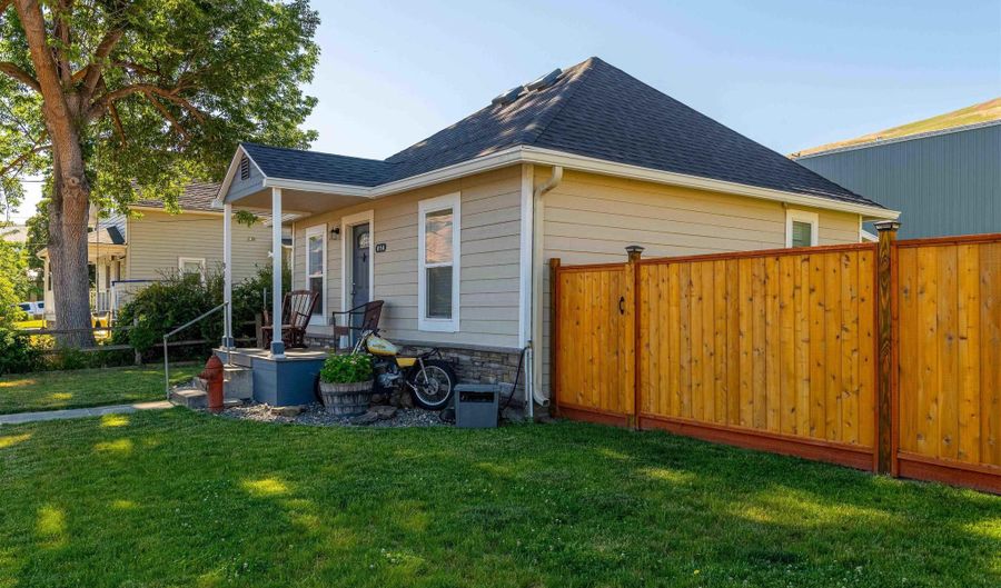814 2nd St, Asotin, WA 99402 - 2 Beds, 1 Bath