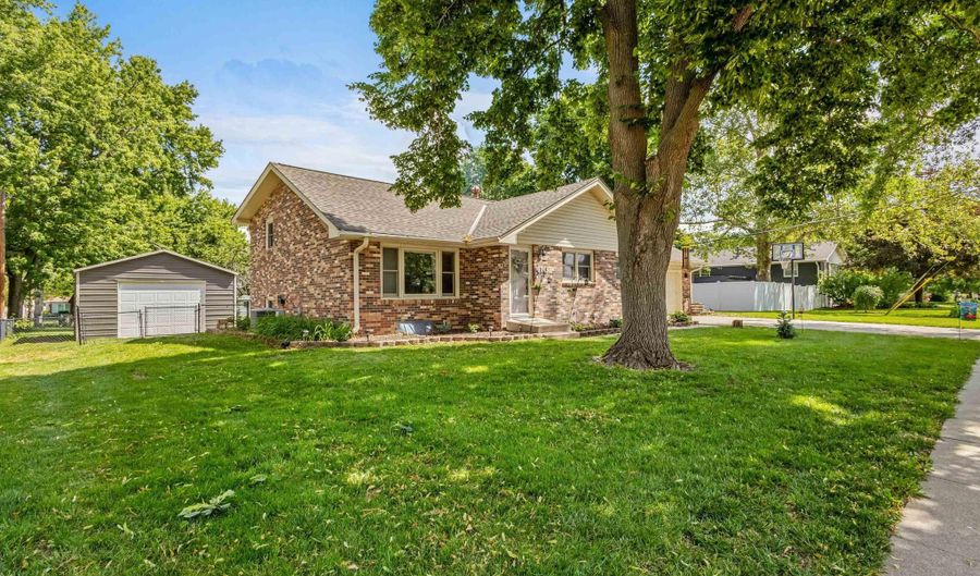 410 Florence St, Beatrice, NE 68310 - 4 Beds, 2 Bath