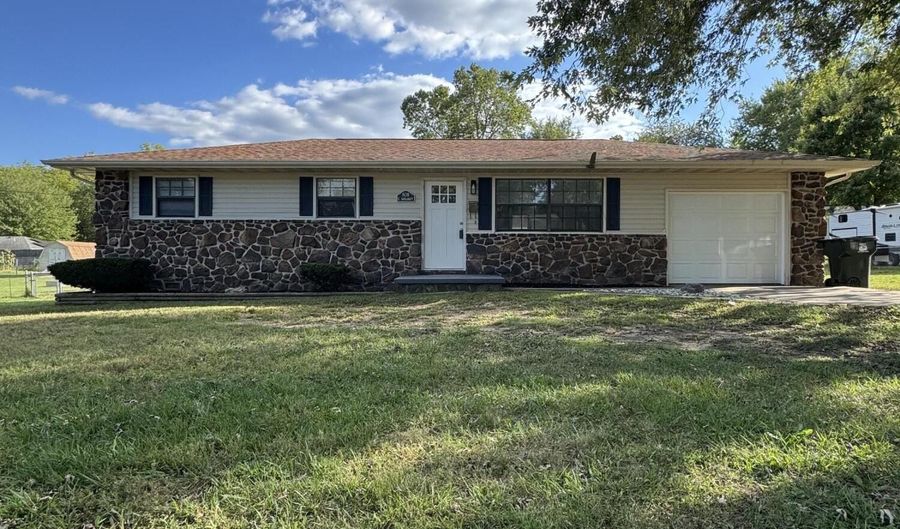 808 E Walnut St, Aurora, MO 65605 - 3 Beds, 1 Bath