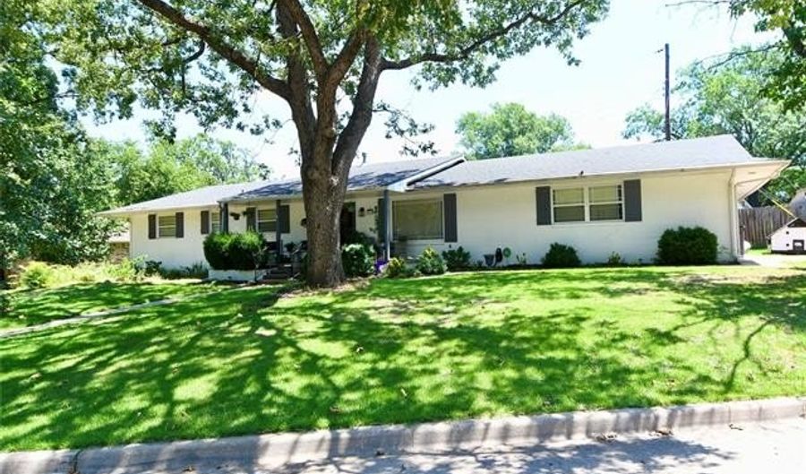 926 Sandstone Dr, Bartlesville, OK 74006 - 4 Beds, 3 Bath