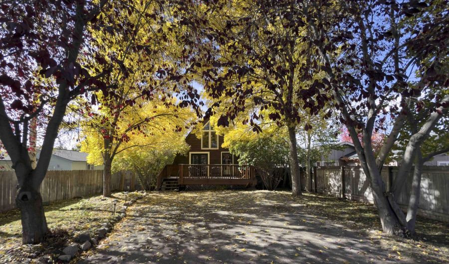 304 S 8th St, Bellevue, ID 83313 - 2 Beds, 3 Bath