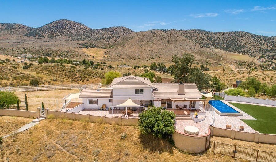 9175 Yucca Hls, Agua Dulce, CA 91390 - 5 Beds, 3 Bath