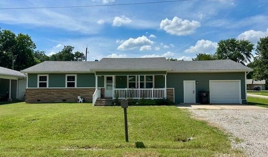 200 S Karner Ave, Altamont, KS 67330 - 3 Beds, 3 Bath
