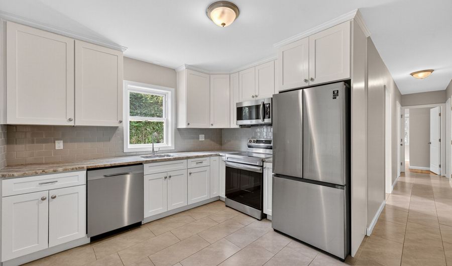 40 Newton St, Berlin, CT 06037 - 5 Beds, 2 Bath
