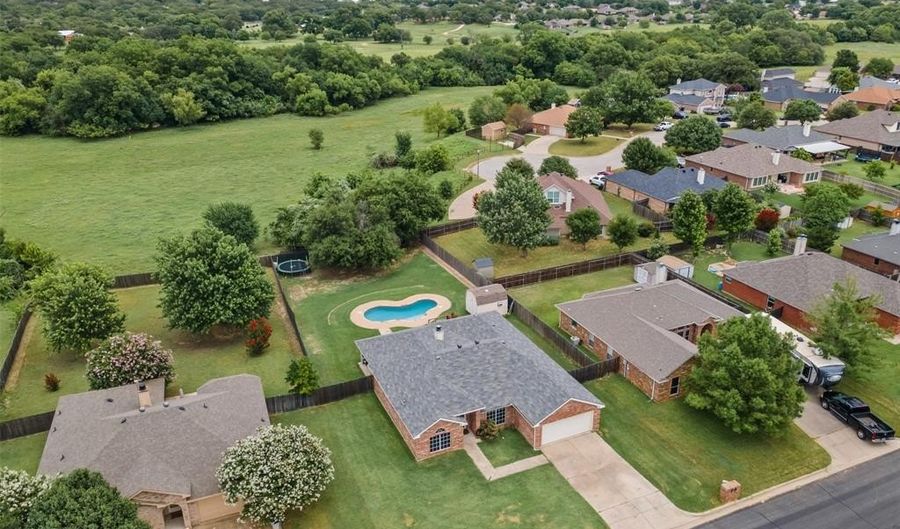326 Willow Creek Dr, Weatherford, TX 76085 - 4 Beds, 2 Bath