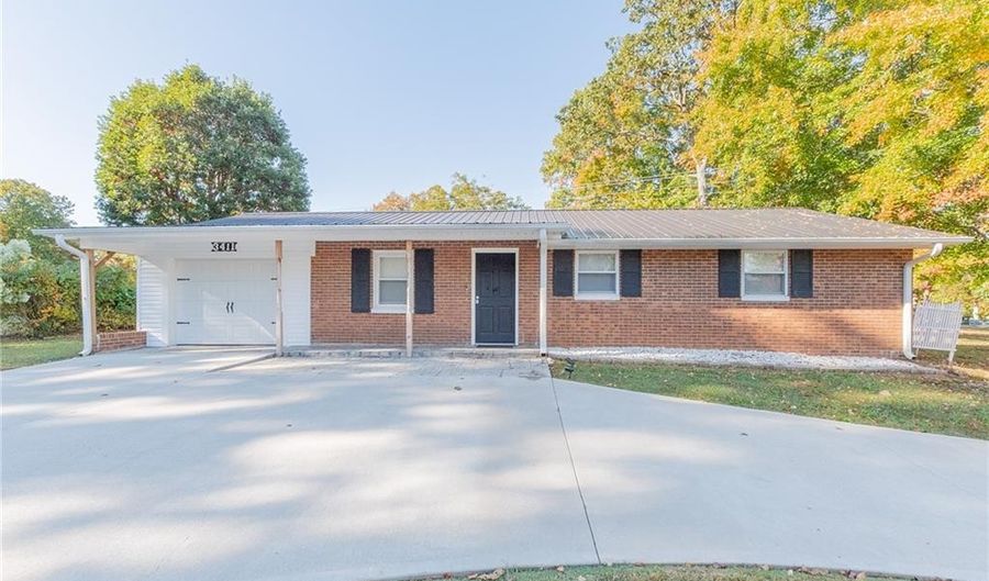 3411 Midway Acres Rd, Asheboro, NC 27205 - 3 Beds, 2 Bath