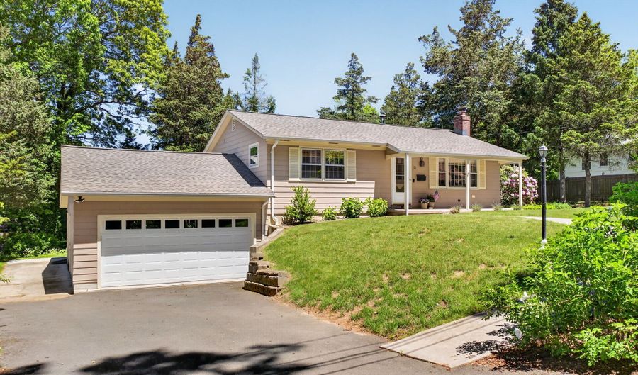 8 Liberty Rdg, Clinton, CT 06413 - 2 Beds, 3 Bath