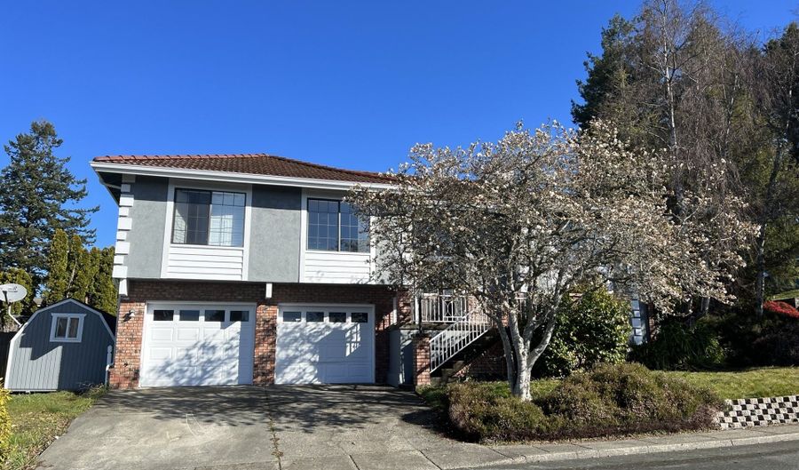815 Highland Ave, Brookings, OR 97415 - 3 Beds, 3 Bath