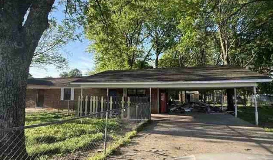 607 NW 2nd St, Atkins, AR 72823 - 2 Beds, 2 Bath