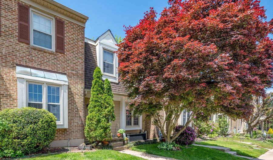 130 WOODEN CARRIAGE Dr, Hockessin, DE 19707 - 2 Beds, 3 Bath