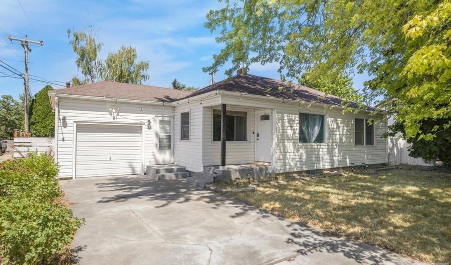 211 Collins St, Blackfoot, ID 83201 - 3 Beds, 2 Bath