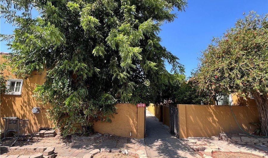 909 N Garfield Ave F, Alhambra, CA 91801 - 2 Beds, 1 Bath