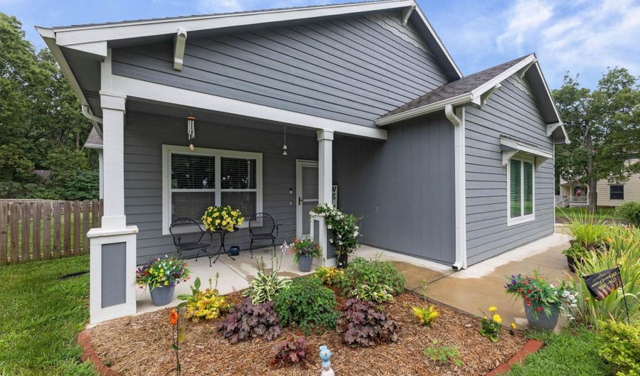 819 Baker St, Baldwin City, KS 66006 - 3 Beds, 2 Bath