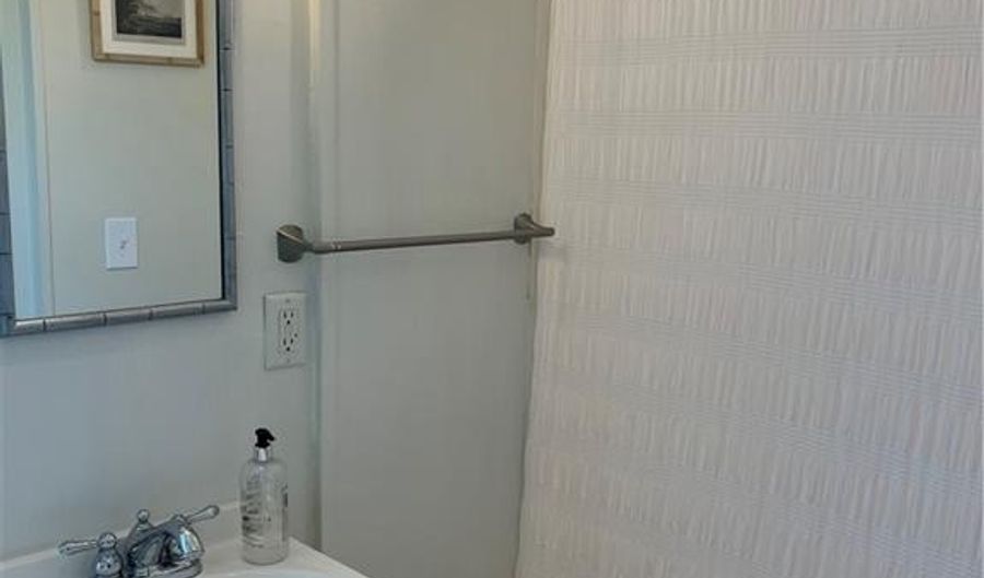 400 Paradise Ave, Middletown, RI 02842 - 5 Beds, 2 Bath