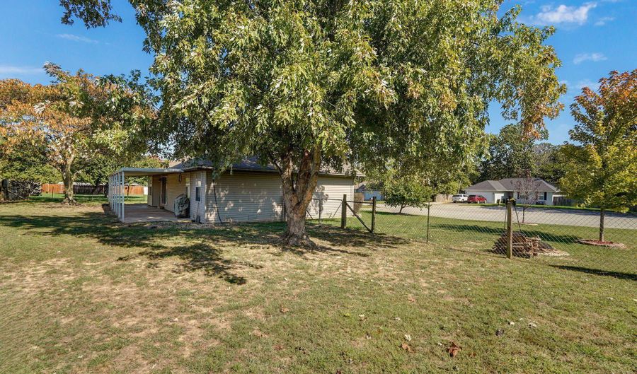 1813 Edgewood Dr, Aurora, MO 65605 - 3 Beds, 2 Bath