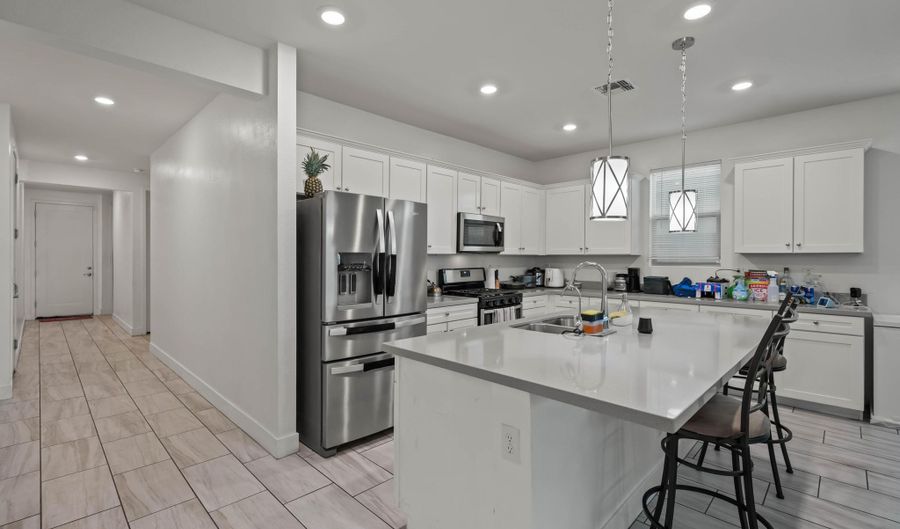 11670 W PARKWAY Ln, Avondale, AZ 85323 - 5 Beds, 3 Bath