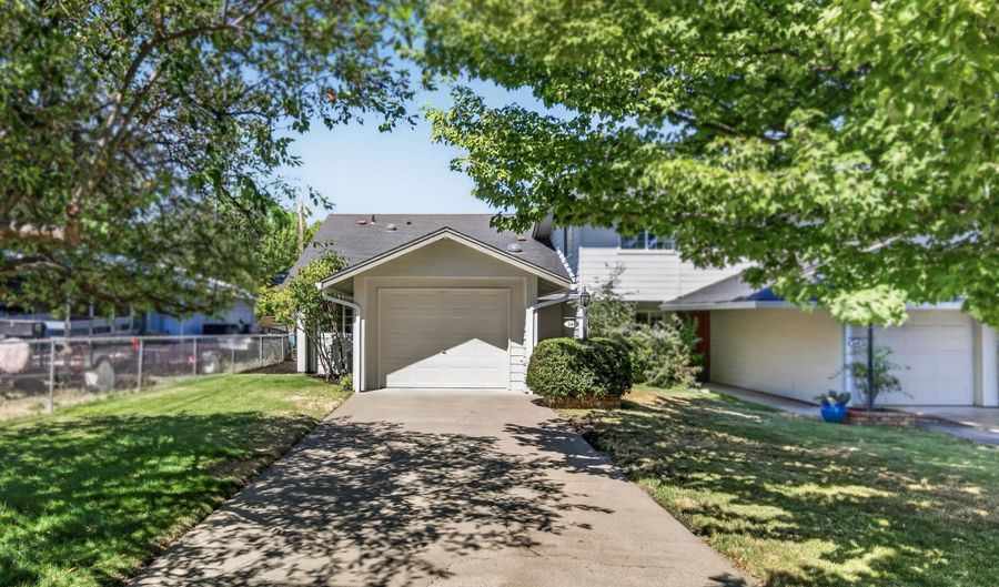 241 Clay St, Ashland, OR 97520 - 2 Beds, 2 Bath