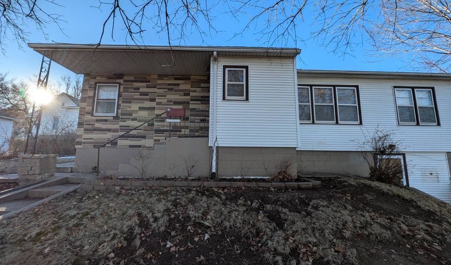 1107 Elm St, Atlantic, IA 50022 - 2 Beds, 2 Bath