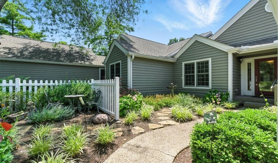 7904 Causeway Ln, Anderson Twp., OH 45255 - 2 Beds, 3 Bath