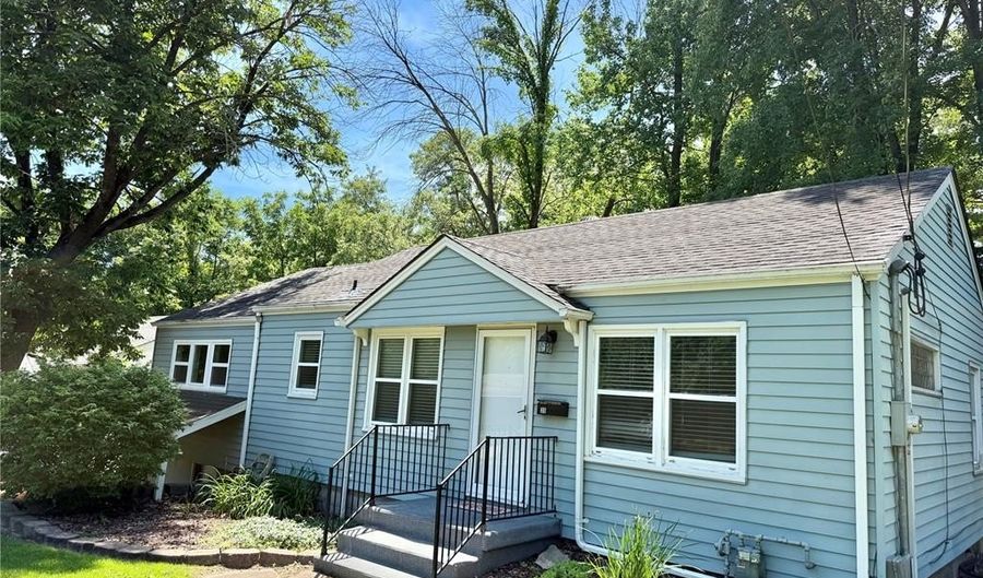 35 Mather St, Alton, IL 62002 - 2 Beds, 2 Bath