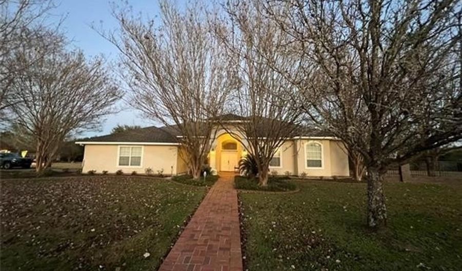 6724 TENNYSON OAKS Ln, Alexandria, LA 71301 - 4 Beds, 4 Bath