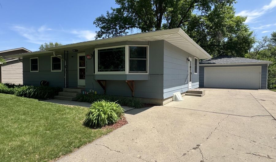 1711 S Lloyd St, Aberdeen, SD 57401 - 5 Beds, 3 Bath
