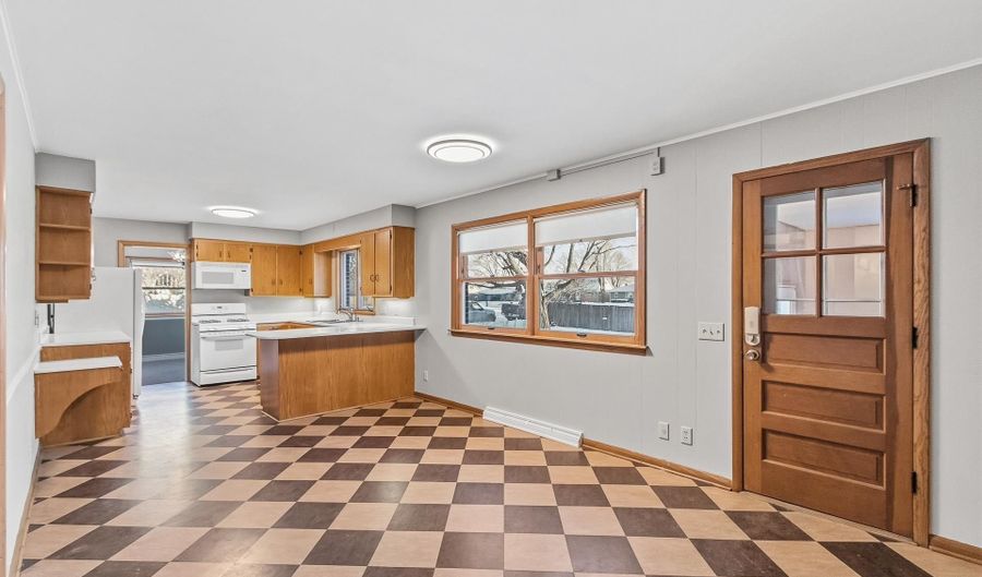 126 Ellickson St, Arlington, WI 53911 - 5 Beds, 3 Bath