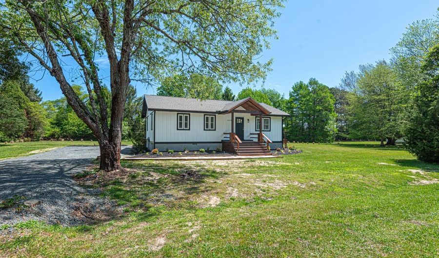 6438 KNOLL HILL Dr, Berlin, MD 21811 - 3 Beds, 2 Bath