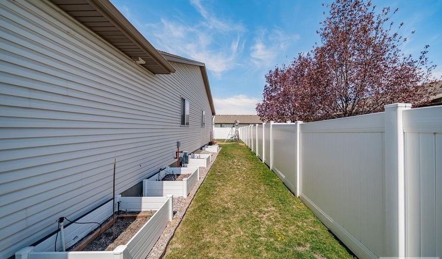 3729 E Heartland Cir, Ammon, ID 83406 - 5 Beds, 3 Bath