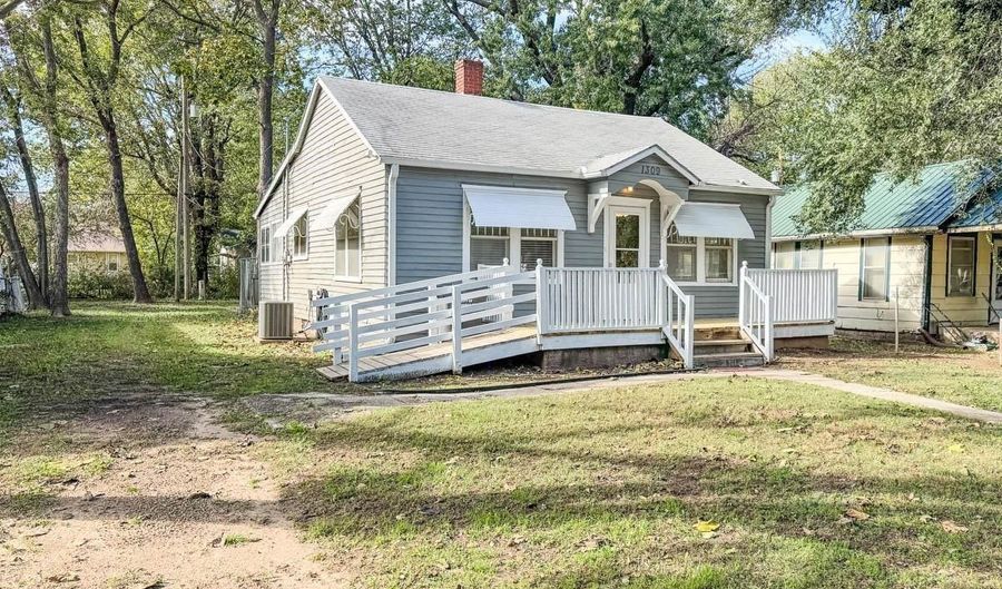 1309 N 4th St, Arkansas City, KS 67005 - 2 Beds, 1 Bath